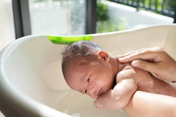 Новорожденный младенец принимает ванну утром — стоковое фото