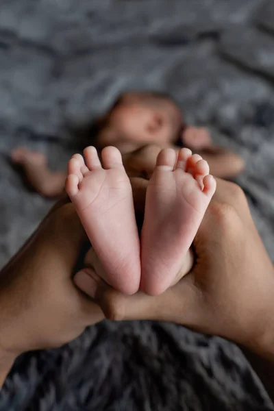 Pies de un bebé recién nacido —  Fotos de Stock