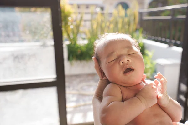 아침 햇살 아래 집 창문 옆에서 목욕하는 갓 태어난 아기 태양 — 스톡 사진