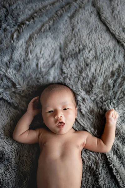 Bebê recém-nascido dormindo cobertor cinza. — Fotografia de Stock