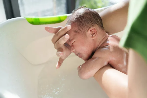 Νεογέννητο βρέφος που κάνει μπάνιο το πρωί — Φωτογραφία Αρχείου