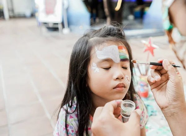Niño asiático preescolar con pintura facial. Maquillaje.. —  Fotos de Stock