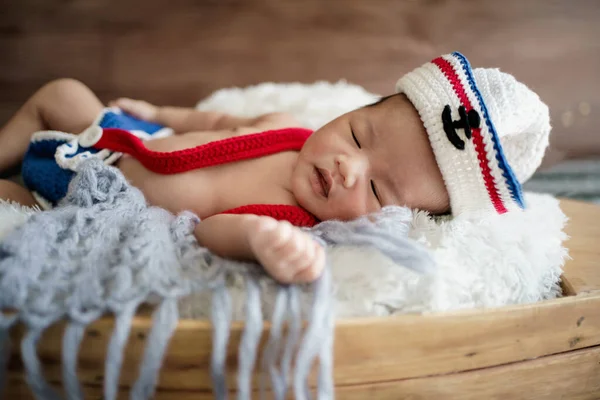 Menino recém-nascido vestindo um chapéu de marinheiro branco e azul — Fotografia de Stock