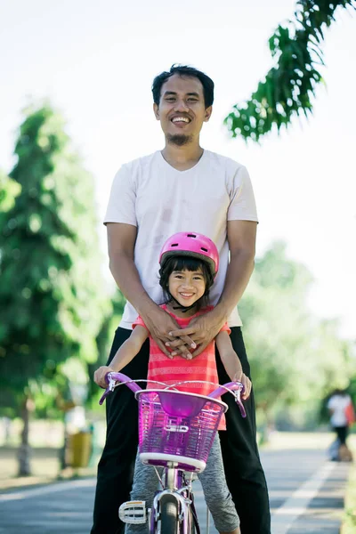 Padre Insegnamento figlia di andare in bicicletta nel parco — Foto Stock