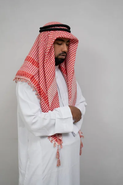 Arabski człowiek w turban modli się podczas gdy z dwoma ramionami skrzyżowane — Zdjęcie stockowe
