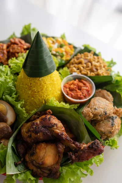 Nasi tumpeng. indonéz konyha sárga rizs banánlevélen — Stock Fotó