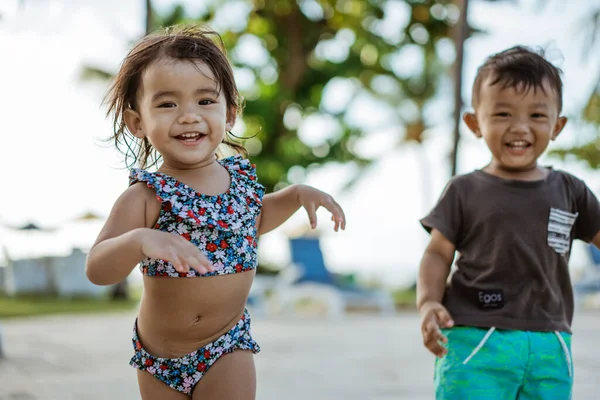 Asiatique amusant tout-petit profiter de jouer à l'extérieur — Photo