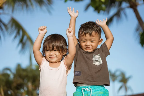 Ázsiai szórakozás kisgyermek élvez tánc kívül — Stock Fotó
