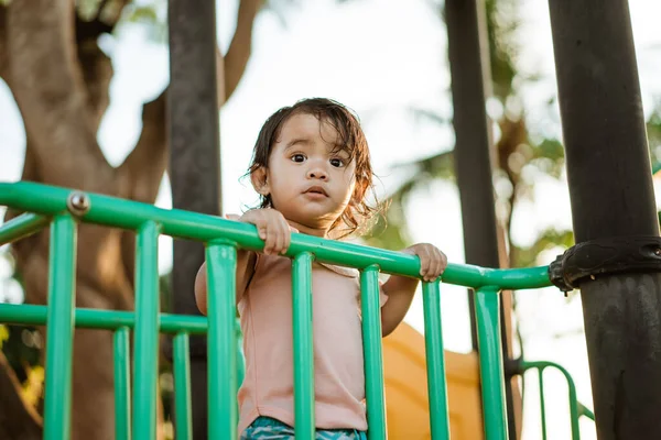 Asiatique fille jouer sur une balançoire et avoir du plaisir dans parc — Photo