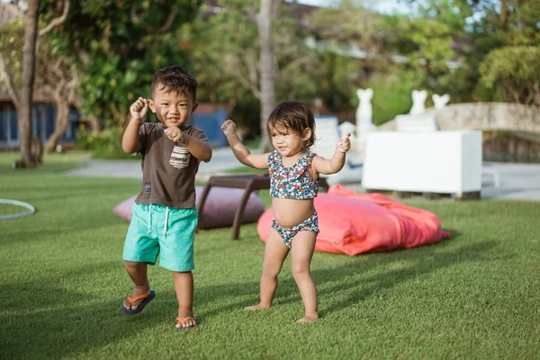 Asiático divertido niño disfrutar bailando fuera — Foto de Stock