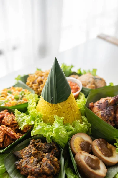 Nasi tumpeng. Masakan indonesia Beras kuning di daun pisang — Stok Foto