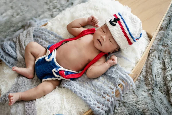 Menino recém-nascido vestindo um chapéu de marinheiro branco e azul — Fotografia de Stock