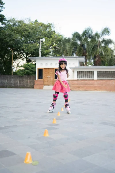 Ázsiai lány megy a saját in-line korcsolya — Stock Fotó