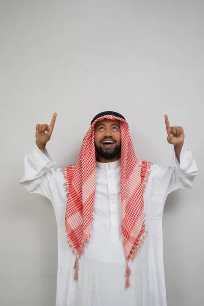 Arabska młodzież w turbanie, patrząca w górę z gestem wskazującym — Zdjęcie stockowe