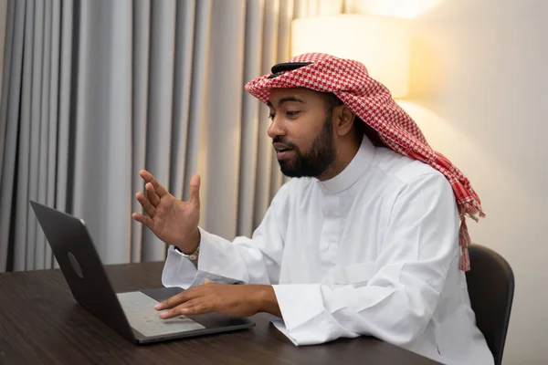 Arabski biznesmen noszący turban podczas telekonferencji korzystający z laptopa — Zdjęcie stockowe