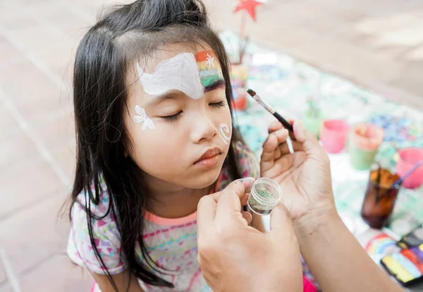 Niño asiático preescolar con pintura facial. Maquillaje.. —  Fotos de Stock