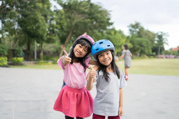 Ásia menina indo no ela no linha patins — Fotografia de Stock