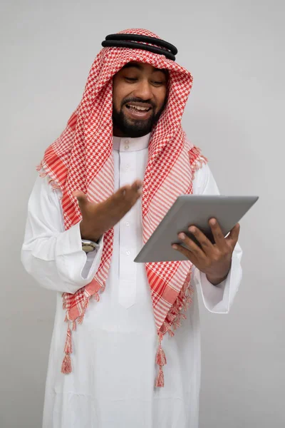 En arabisk turban använder en pad med den andra handen förklara något — Stockfoto