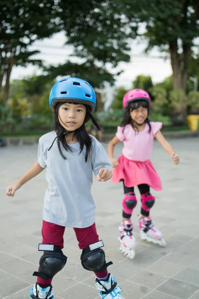 Asiático chica ir en su en línea patines —  Fotos de Stock