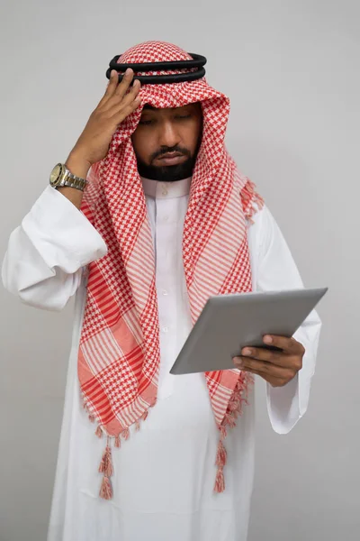 En arab i en turban är yr när du använder en pad — Stockfoto