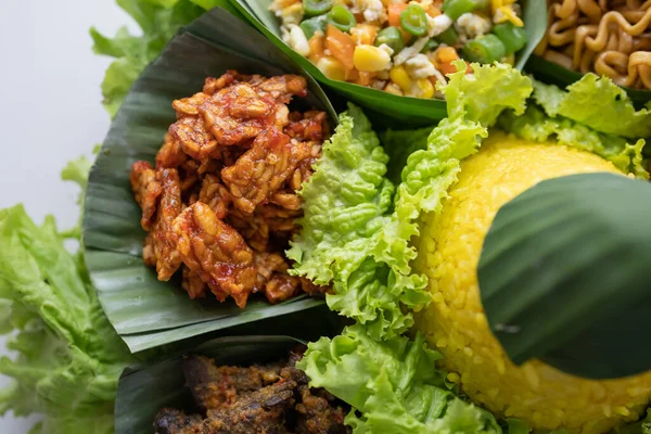 Nasz tumpeng. kuchnia indonezyjska żółty ryż na liściu banana — Zdjęcie stockowe
