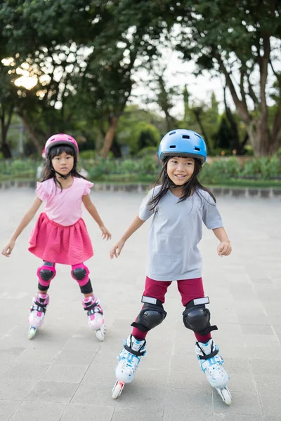Aziatische meisje gaat op haar in-line schaatsen — Stockfoto