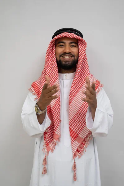 Arabski młody człowiek uśmiechający się stojąc przed kamerą z gestami ręki podczas rozmowy — Zdjęcie stockowe