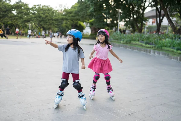 アジア系の女の子がインラインスケートをしていて — ストック写真