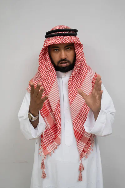 Arabski młody człowiek stojący przed kamerą z gestami ręki podczas rozmowy — Zdjęcie stockowe
