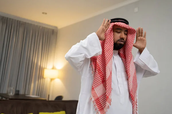 Arab w turbanie modlący się podczas gestu takbir obiema rękami z przestrzenią do kopiowania — Zdjęcie stockowe