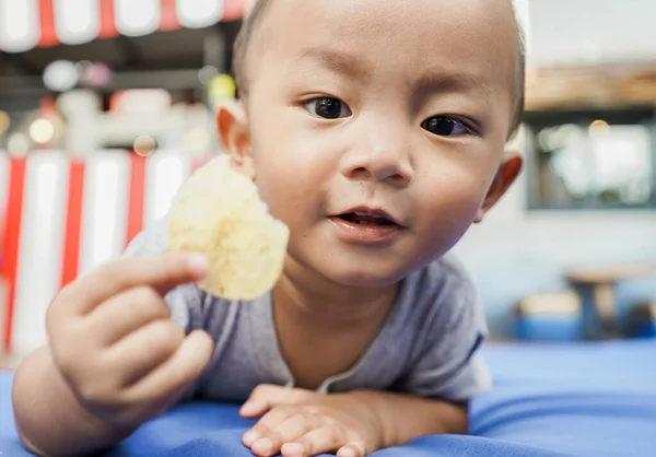 Bambino che tiene uno spuntino durante la posa — Foto Stock