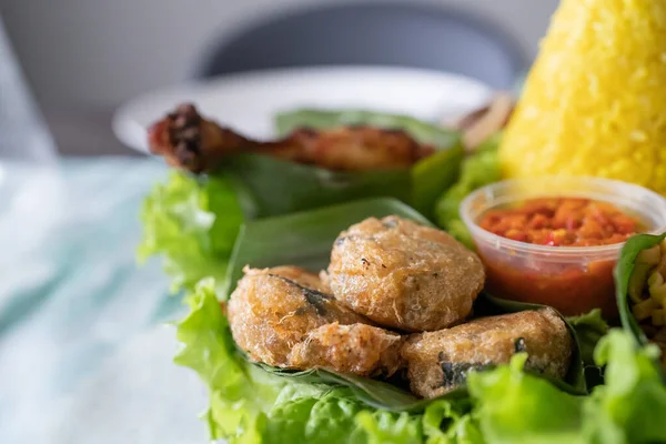 Nasi tumpeng. Masakan indonesia Beras kuning di daun pisang — Stok Foto