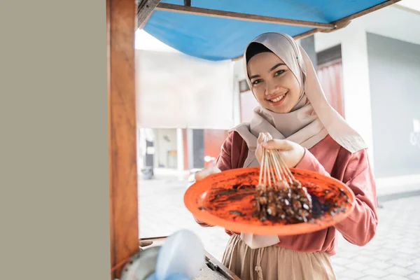 Wanita muslim asia menjual sate ayam di gerobak makanannya — Stok Foto