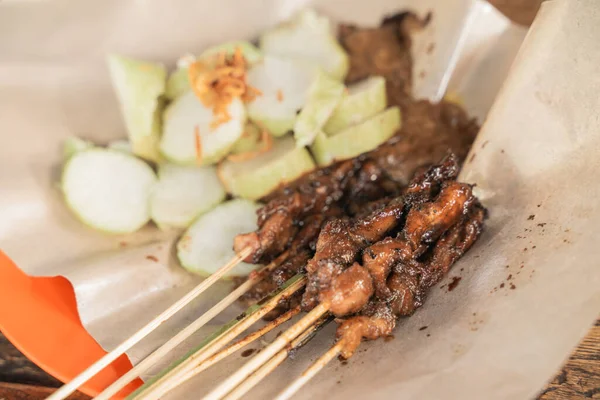 Brocheta de pollo satay con pastel de arroz —  Fotos de Stock