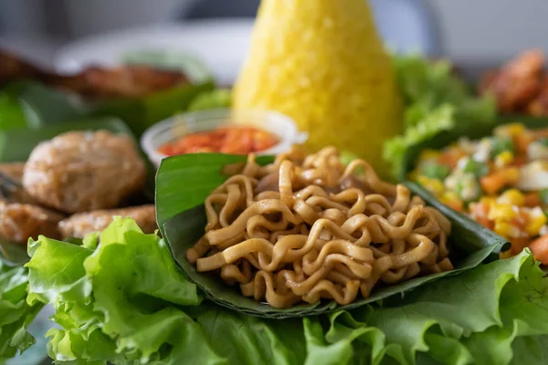 Nasi tumpeng. Indonesische keuken gele rijst op bananenblad — Stockfoto