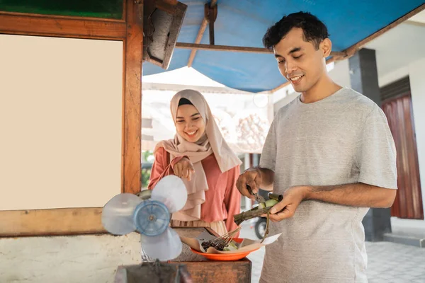 Pria dan wanita penjual makanan jalanan — Stok Foto