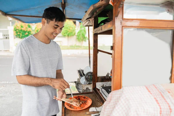 Tradiční prodejce potravin připravuje jídlo pro zákazníka — Stock fotografie