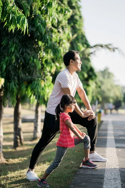 アジア系の父親と娘が屋外でストレッチやスポーツを — ストック写真