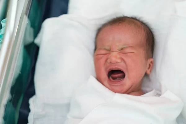 Neonato addormentato nella coperta in sala parto — Foto Stock