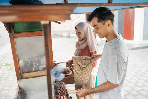 Two seller preparing food on their food stall selling traditional chicken satay — Stock Photo, Image