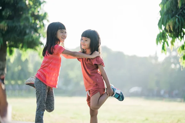 亚洲女孩早上在公园里慢跑 — 图库照片