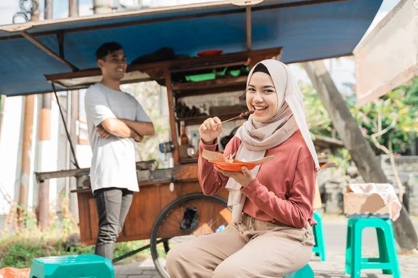 Mooie klant bestelt eten bij straatverkoper — Stockfoto