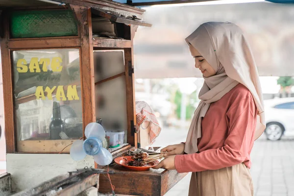 Street food eladó sétáló standdal indonéz csirke Satay Főzés egy forró faszén grill — Stock Fotó
