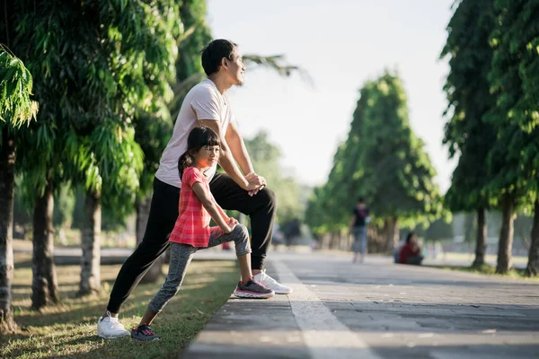 Asiatique père et fille étirement et sport de plein air — Photo