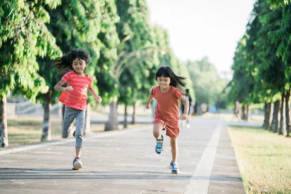 Azji dziewczyna jest jogging w parku rano — Zdjęcie stockowe