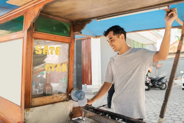 Уличный продавец продуктов питания с прогулочной кабинкой индонезийской курицы Satay Кулинария на горячем угольном гриле — стоковое фото