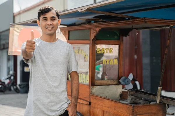 Vendedor de comida de rua com pé stall de frango indonésio Satay Cozinhar em uma grelha de carvão quente — Fotografia de Stock