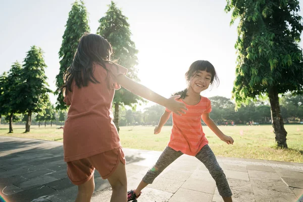 Bambino cattura e gioca insieme all'aperto con un amico — Foto Stock