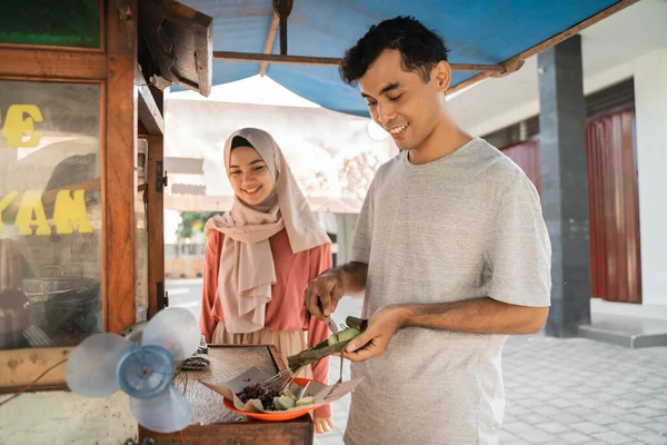 Street-Food-Verkäufer mit einem Stand mit indonesischem Chicken Satay Kochen auf einem heißen Holzkohlegrill — Stockfoto