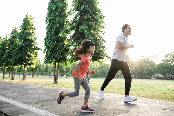 Azjatycki ojciec i córeczka ćwiczą na świeżym powietrzu. Zdrowy styl życia rodziny z dzieckiem — Zdjęcie stockowe
